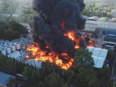 Impactantes imágenes del brutal incendio en una fábrica de plásticos de Pacheco