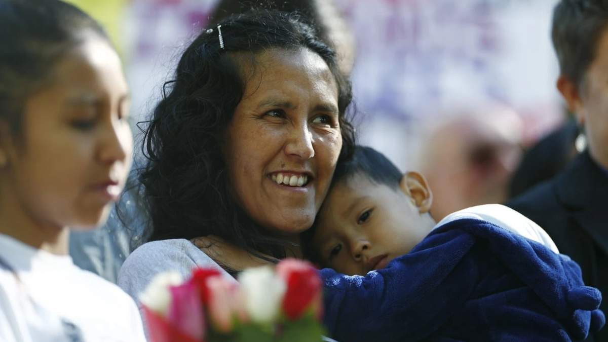 Mujer que había buscado protección contra la deportación en iglesias de Colorado está detenida