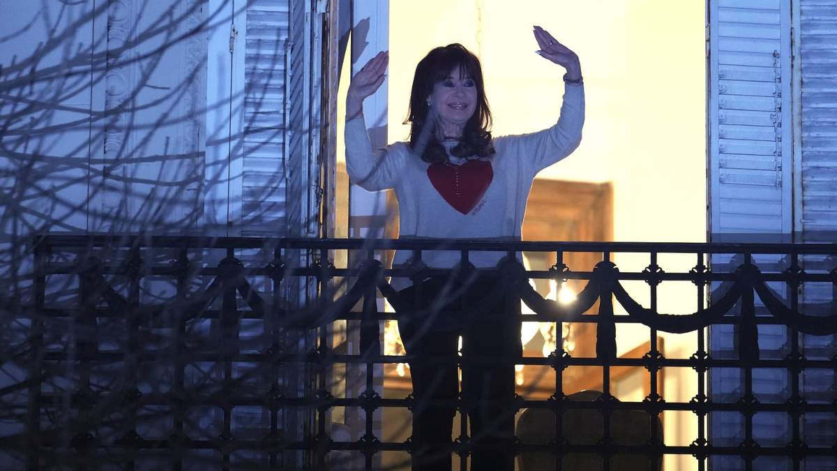 La expresidenta argentina Cristina Fernández saluda a sus partidarios desde el balcón de su casa luego del cierre de urnas