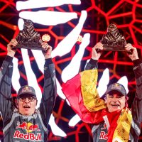 La leyenda Carlos Sainz gana su cuarto Dakar a los 61 años; Cristina Gutiérrez hace historia