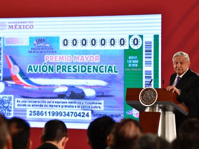 Va en serio: AMLO presenta 'cachito” para rifa de avión presidencial