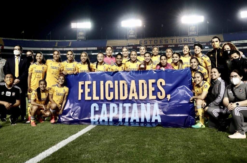 Las jugadoras felicitaron a Liliana Mercado con una manta
