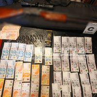 Megaoperativo en Añelo: en 5 allanamientos secuestraron droga, armas, dinero y hubo 7 detenciones
