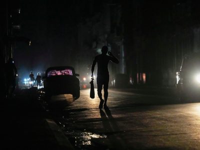 Cuba sufre para solucionar apagón masivo; algunos lugares llevan más de 18 horas sin luz