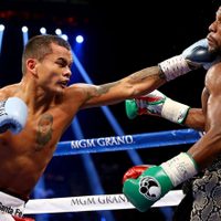 El Chino Maidana y un objeto de recuerdo que le sacó a Mayweather
