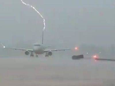 Captan el momento en que un rayo impacta a un avión con pasajeros (Video)
