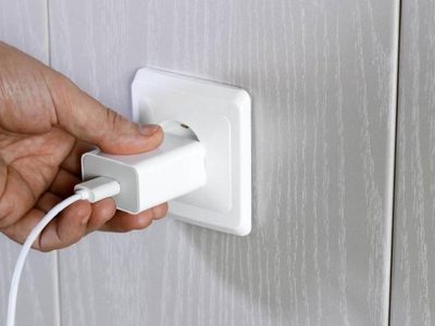 Cuánta luz consume dejar enchufado el celular todo el día