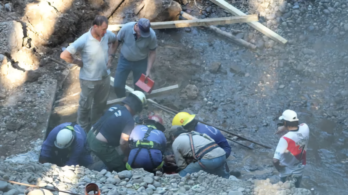 Derrumbe en una obra en Centenario. Fuente: (Twitter)