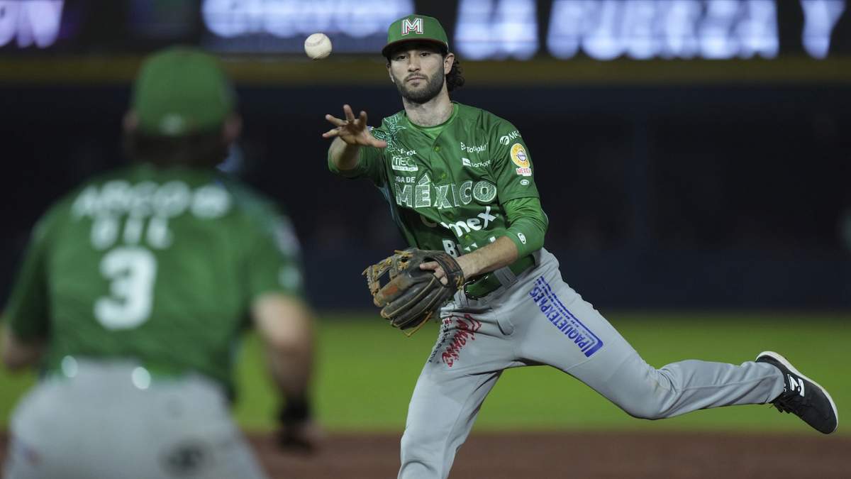 Jack Mayfield de los Charros de Jalisco de México lanza la bola a Mateo Gil en el encuentro ante el Japan Breeze