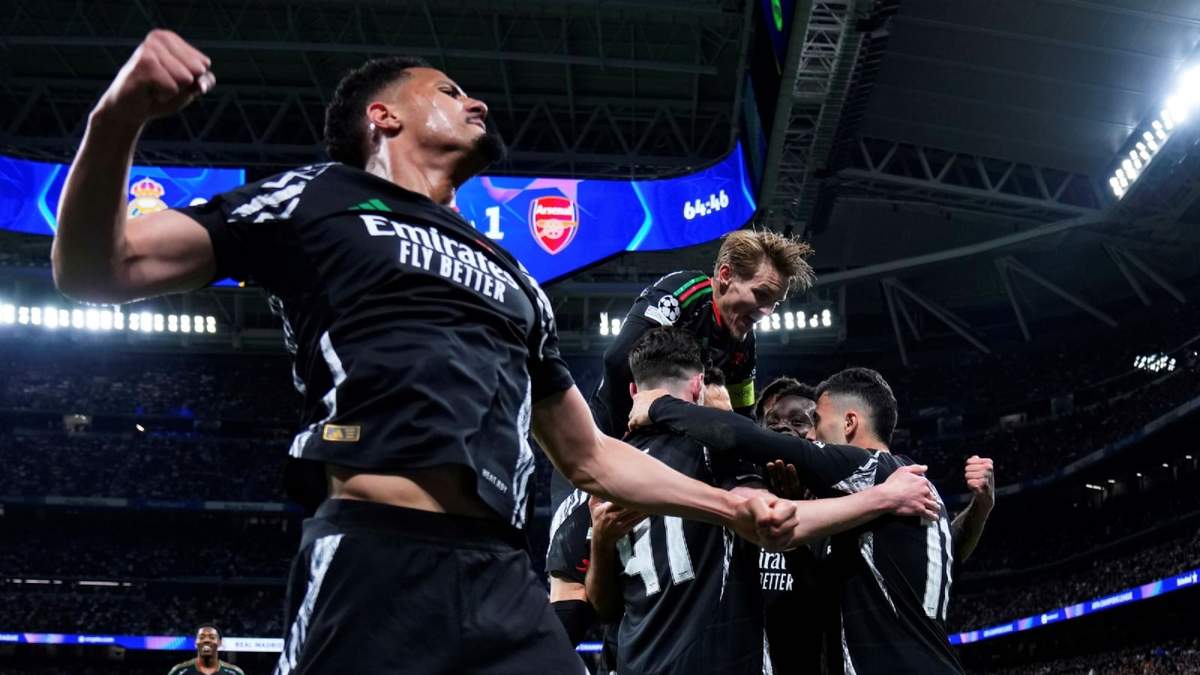 Los jugadores del Arsenal festejan un gol de Bukayo Saka frente al Real Madrid en la Liga de Campeones