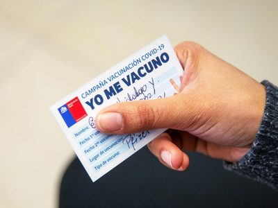 El ministro de Salud de Chile adelantó cuántas dosis contra el coronavirus tendrían que darse al año