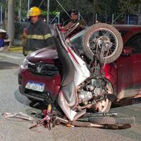 Violento choque entre moto y auto en Centenario dejó a un hombre herido y hospitalizado