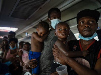 Aseguran a más de 200 migrantes en Veracruz; haitianos se atrincheran en autobús (Video)