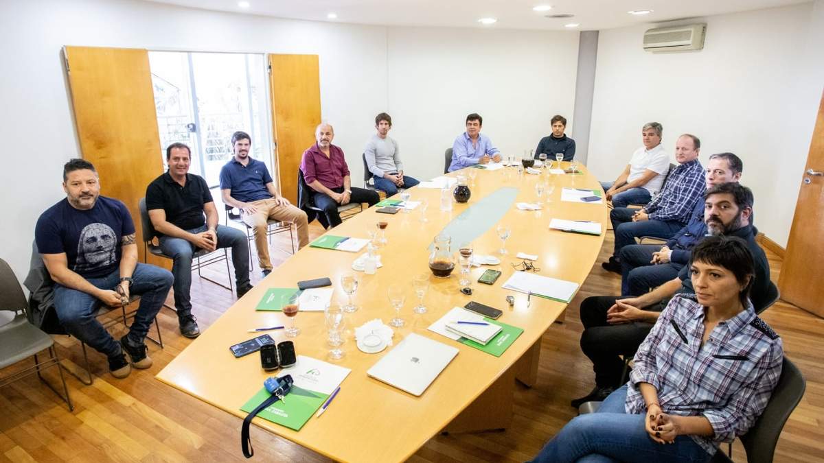 Axel Kicillof junto a intendentes bonaerenses. Fuente: (Twitter).