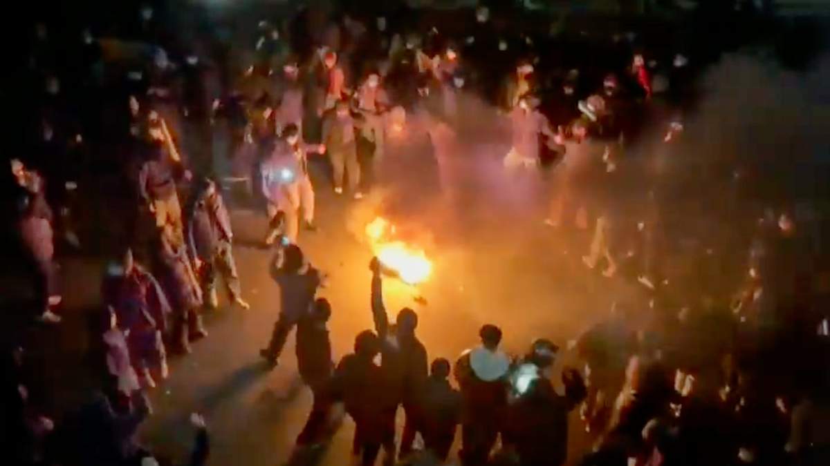 En esta imagen tomada de un video difundido en redes sociales, manifestantes bailan y cantan en torno a una hoguera mientras salen a la calle pese a una campaña de represión redoblada, y con la república islámica aislada del resto del mundo, en Teherán