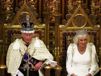 Carlos III preside la apertura del Parlamento británico entre trompetas y tradiciones