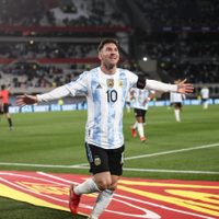 Messi, bajo el influjo de Maradona, va por su cetro mundial