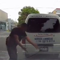 Limpiaparabrisas finge ser atropellado y lanza golpes contra el vehículo (Video)