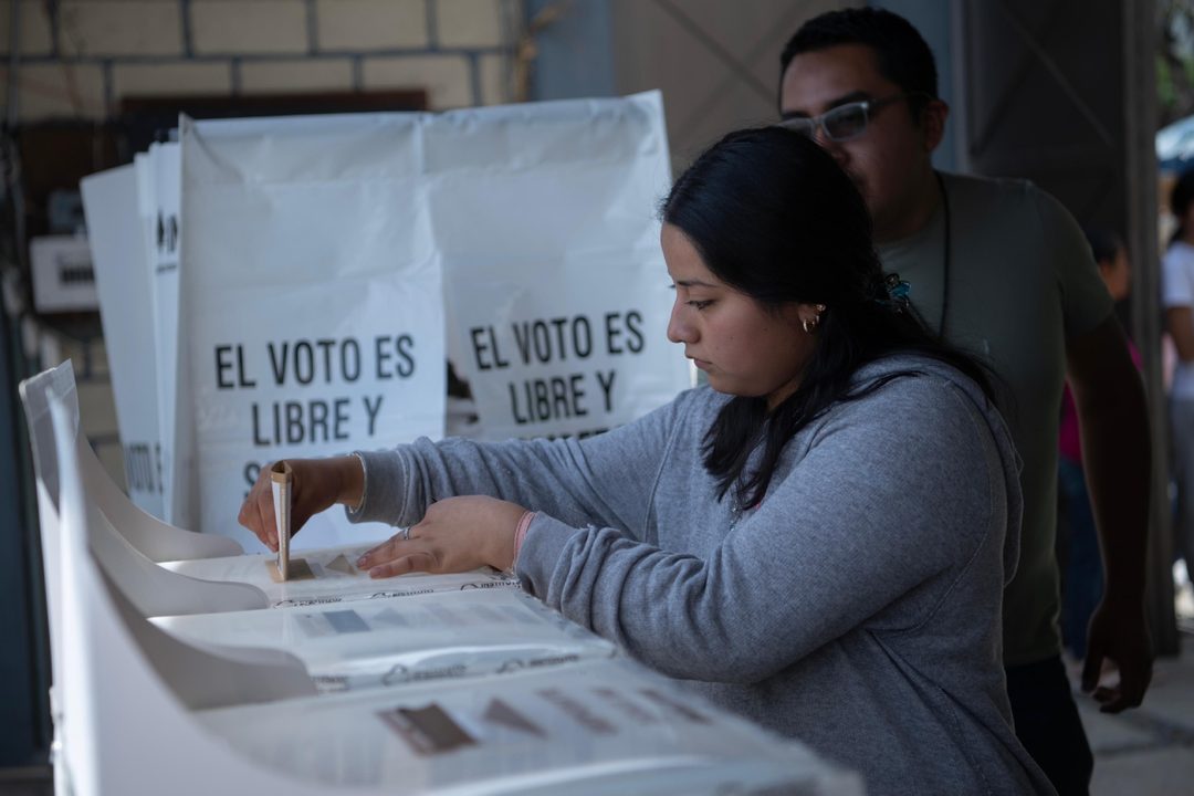 Gente votando Foto Miguel Dimayuga