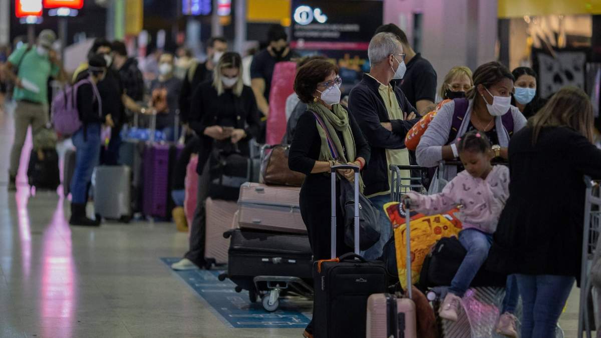 Pasajeros en el aeropuerto Guarulhos, San Pablo, Brasil. Fuente: (Twitter)