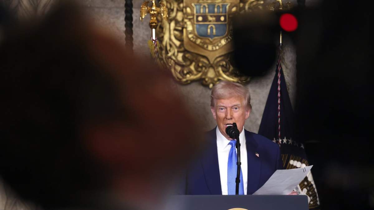 Donald Trump habla en la finca Mar-a-Lago en Palm Beach, Florida
