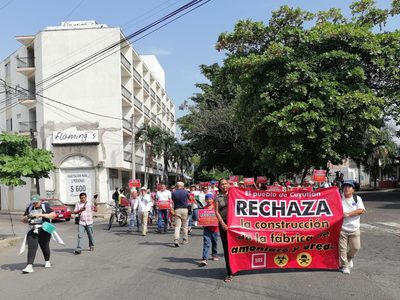 Con marcha exigen a Semarnat negar autorización para instalar una planta de amoniaco en Colima