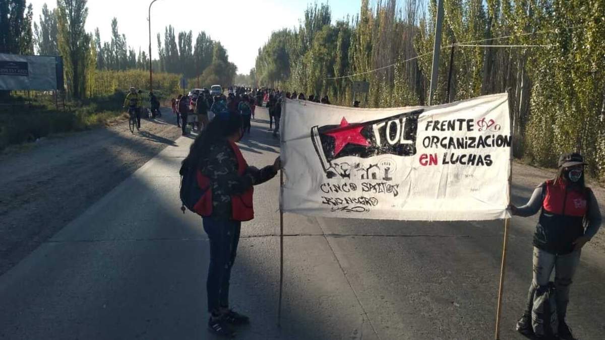 Protesta del FOL en el puente que une Cinco Saltos y Centenario. Fuente: (Twitter)