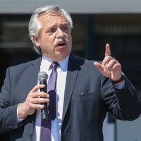 "Si salva vidas, la compramos y la inyectamos": Alberto Fernández defendió la vacuna rusa