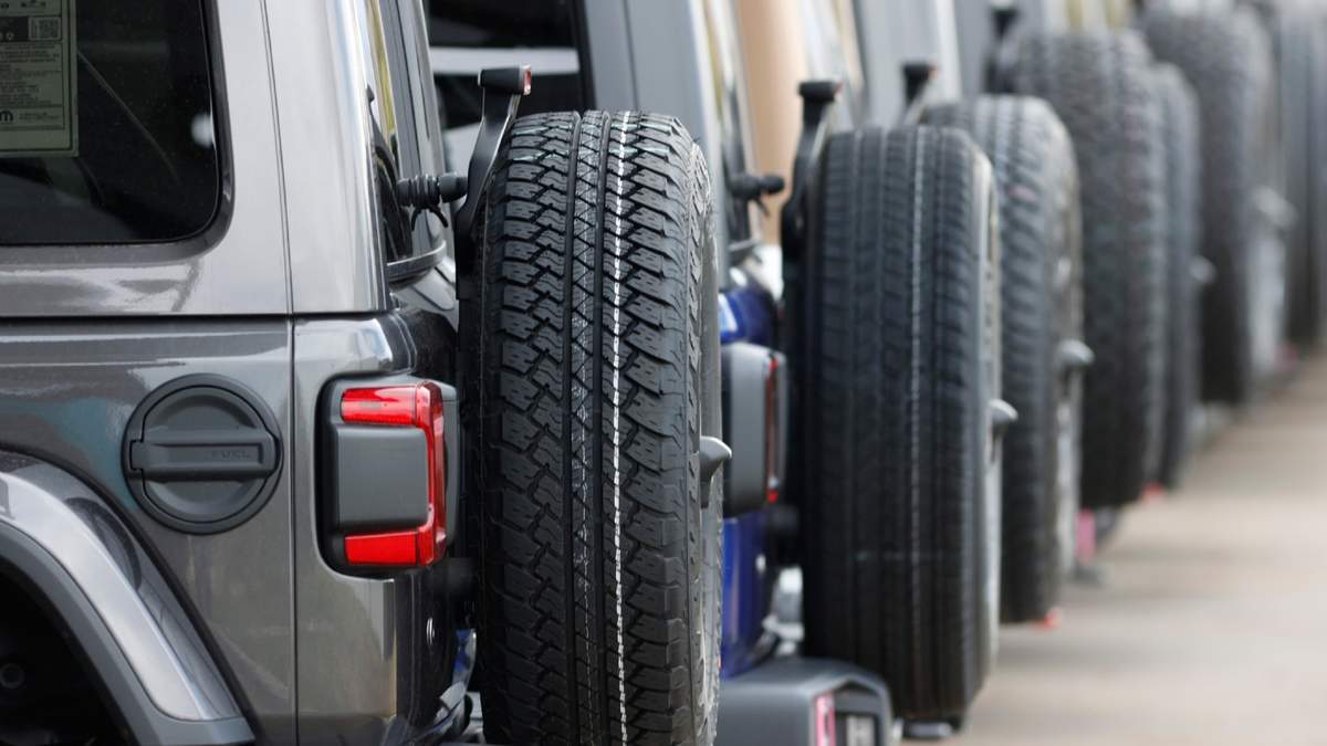 Fila de vehículos Wrangler 2020 en un concesionario Jeep en Englewood, Colorado, el 26 de abril de 2020