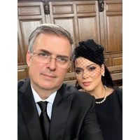 Le llueven críticas a Ebrard por tomarse una selfie en el funeral de la reina Isabel II
