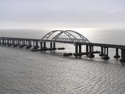 Tres personas fallecieron tras la explosión de un puente en Crimea