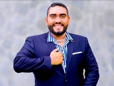 Alcaldesa de Acapulco destituye a secretario particular por participar en rapiña tras Otis