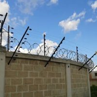 Un hombre murió electrocutado al tomar contacto con un alambrado de púas energizado en una medianera en Neuquén capital