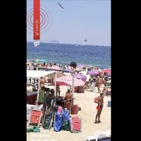 Así se desplomó un avión con publicidad frente a la playa de Copacabana; murió el piloto (Video)