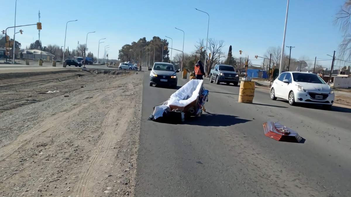 Un ataúd en plena calzada. Fuente: (Twitter)