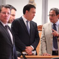 Sergio Aguayo y Humberto Moreira atienden diligencia en un juzgado de la CDMX
