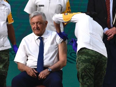 AMLO recibe vacuna de AstraZeneca en la mañanera