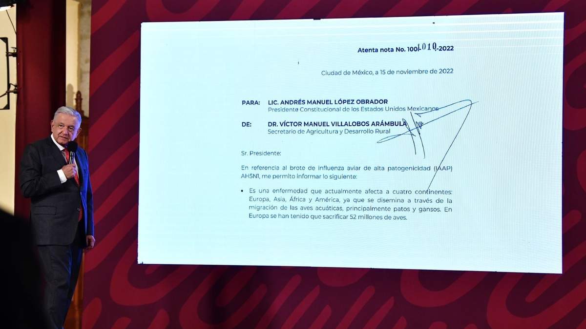 El presidente López Obrador muestra una nota sobre la gripe aviar