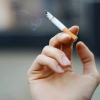 Dentistas alertan de los riesgos del tabaco y los cigarrillos electrónicos en la salud bucal