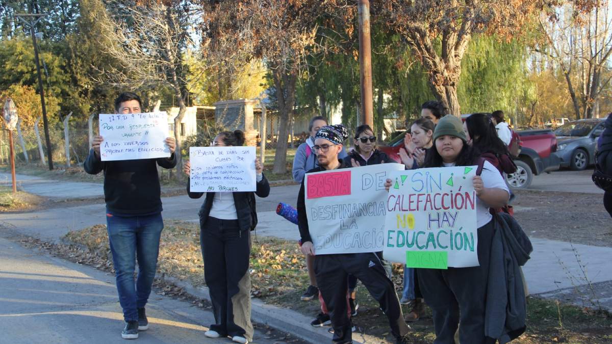La comunidad educativa llevó su reclamo a la calle. Fuente: (Centenario Digital)