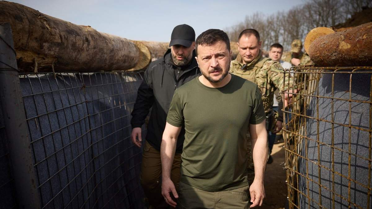El presidente ucraniano Volodymyr Zelenskyy inspecciona las líneas de fortificación en la región de Kharkiv, Ucrania