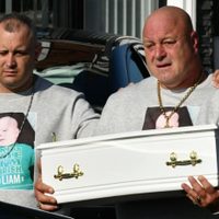 Conmueve imagen de Liam O’Keefe  cargando el ataúd de su bebé, apuñalado por la madre