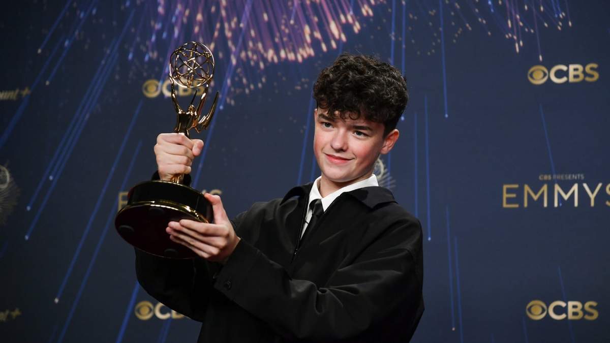 Owen Cooper, ganador del premio al mejor actor de reparto en una serie limitada o antológica o película por "Adolescence", posa en la sala de prensa durante la 77.ª edición de los Premios Emmy el domingo 14 de septiembre de 2025, en el Teatro Peacock de Los Ángeles
