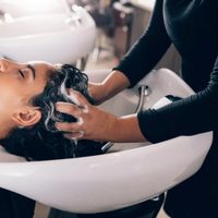 Por la sequía, un pueblo de Italia multará a los peluqueros que hagan doble shampoo a sus clientes