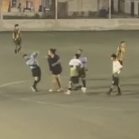 Video: así fue la salvaje agresión a un árbitro en la Neuquén Cup