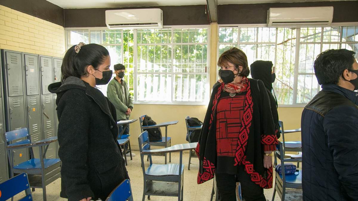 La Secretaria de Educación de Nuevo León, Sofialeticia Morales, durante una visita a una secundaria del estado
