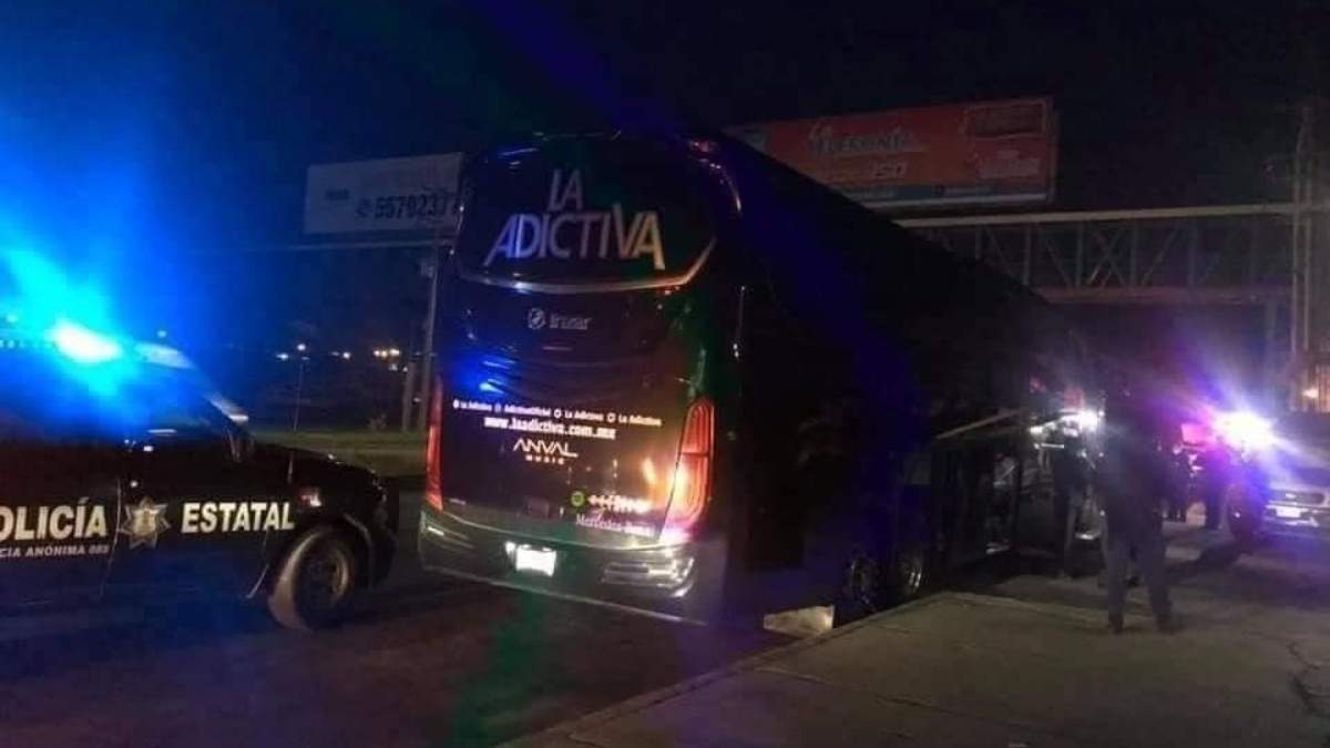 El autobús de la banda "La Adictiva" fue baleado tras presentarse en el teatro del pueblo