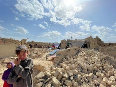Sanciones de EU a Afganistán limitan ayuda internacional por el sismo que dejó mil muertos