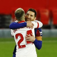 Papu Gómez reveló cómo fue la charla con Messi luego del choque con el Barcelona