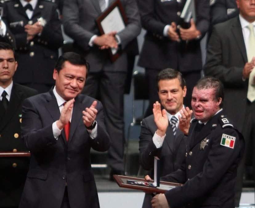 Iván Morales Corrales, expolicía federal asesinado en Temixco, en ceremonia de reconocimiento con el expresidente Enrique Peña Nieto y el exsecretario de Gobernación, Miguel Ángel Osorio Chong